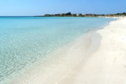 Spiaggia di Porto Cesareo con acque cristalline e sabbia bianca. Un paradiso per rilassarsi sotto il sole.