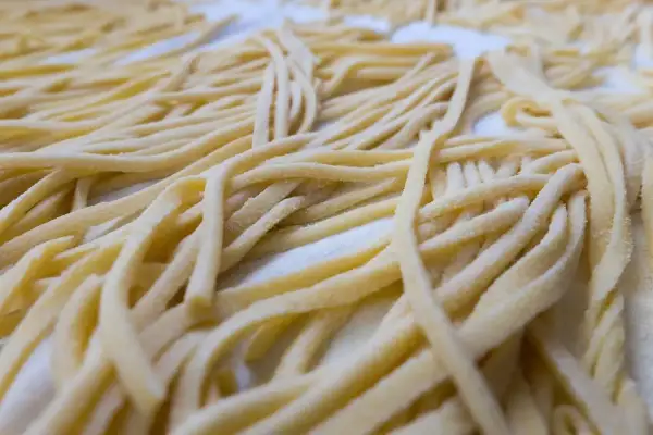 Troccoli pugliesi freschi, pronti per un gustoso condimento. Pasta fatta in casa, un classico della tradizione.