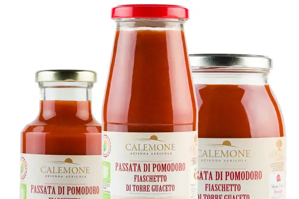 Tre bottiglie di passata di pomodoro pugliese Calemone, un tesoro della terra di Torre Guaceto.