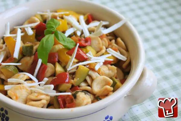 Orecchiette con verdure miste e formaggio grattugiato, un'idea gustosa per le tue ricette.